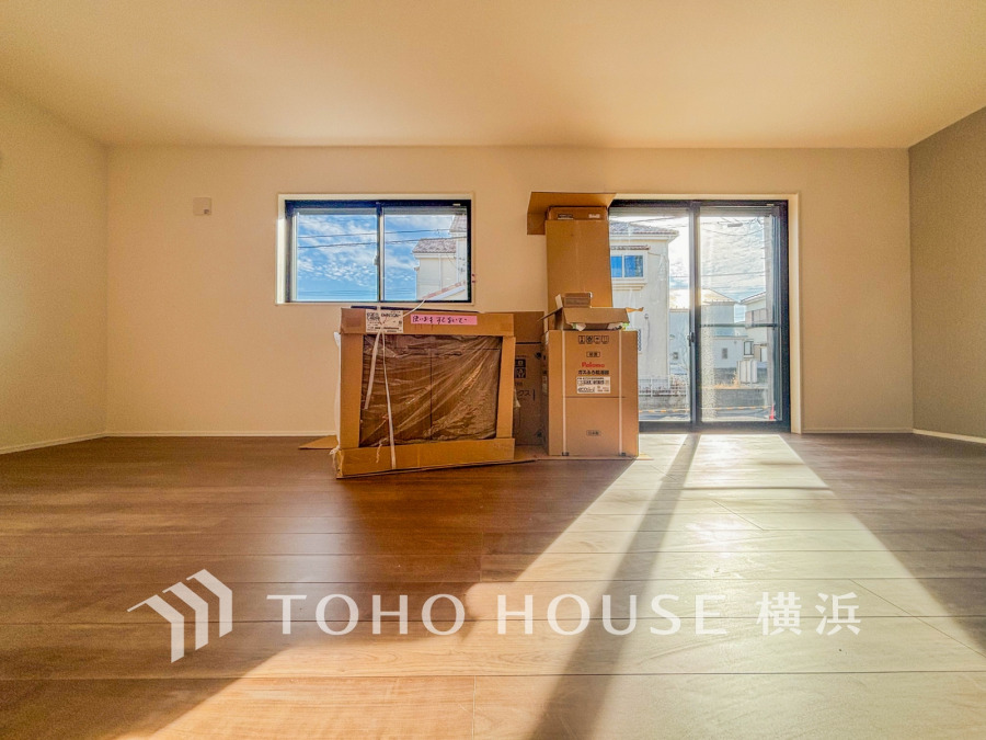 【2025年12月撮影】家族と過ごすひと時を溢れる光が優しく包み込むリビングダイニング。家族とともに、心穏やかに過ごすひととき。家族との時間、自分の時間を大切にできる空間がここにあります。