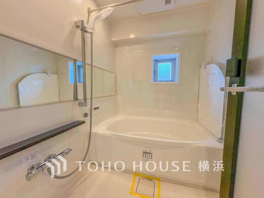 上質が感じられる質感とカラーリングで、清潔な空間美を実現。一日の疲れが癒される優雅なバスタイムを堪能できるゆとりあるバスルームです。