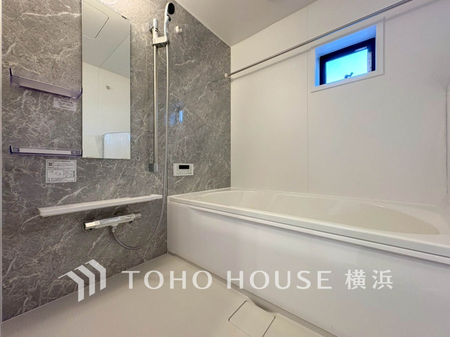 モダンなデザインと快適な機能を備えた、ゆったりくつろげるバスルーム空間です。窓から自然光も取り入れられます。