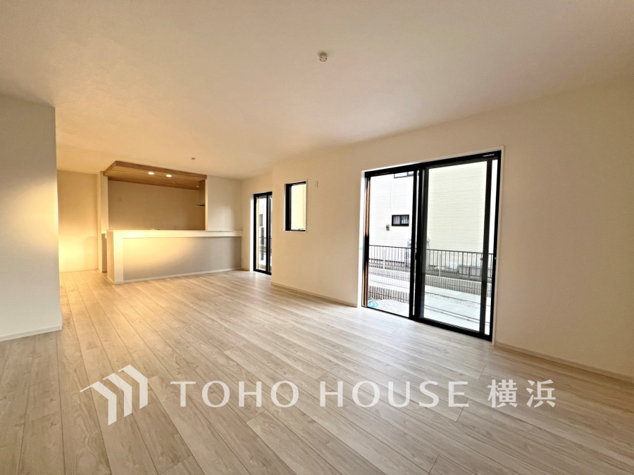 光と風が溢れる開放的なリビングダイニングには自然と家族みんなが集まってきます。明るく穏やかな空気の中で飲んだり、食べたり、笑ったり。