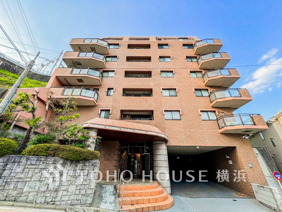 爽やかな青空の下に贅沢なほどに降り注ぐ陽光、豊かな居住性と、クオリティが見事に調和した住空間は、住まうことの喜びを感じさせてくれます。