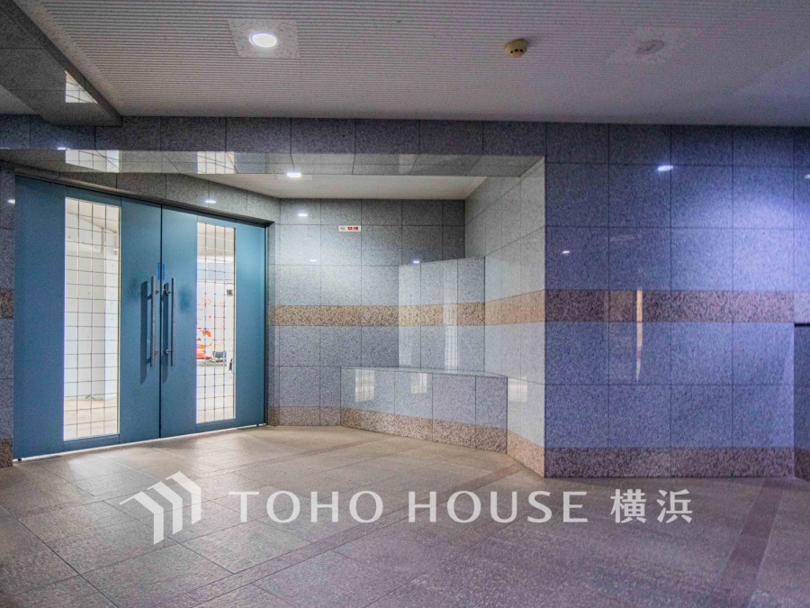 エントランスは毎日の行き帰りで使う大事な空間です。明るい基調で華やかなデザインなので、毎日も気持ちよく、またご友人なども素敵に迎え入れられます。