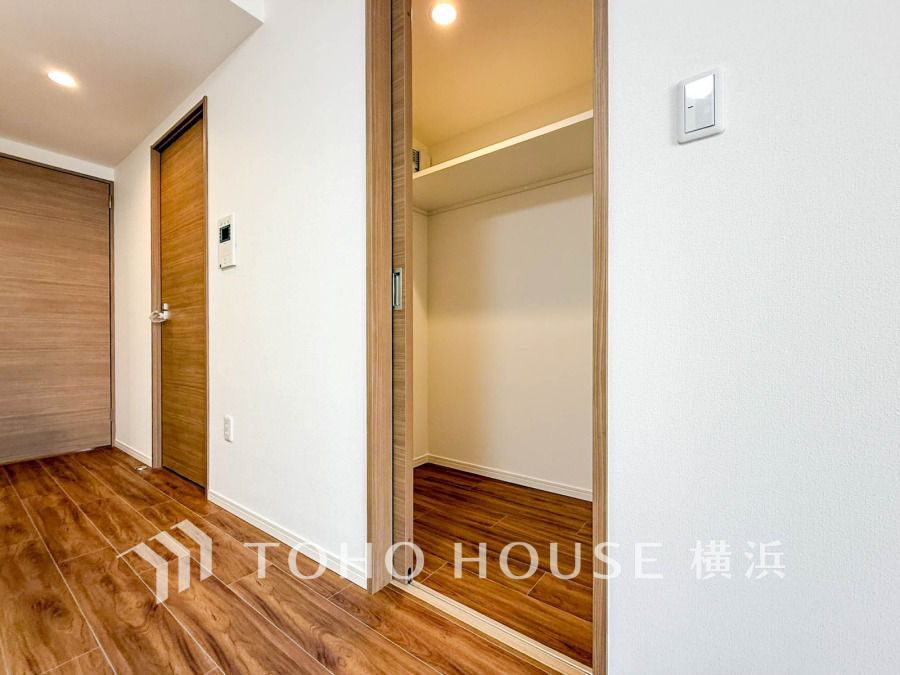 ナチュラルな木目調フローリングと収納力のあるウォークインクローゼットで、快適な住空間を実現しています。