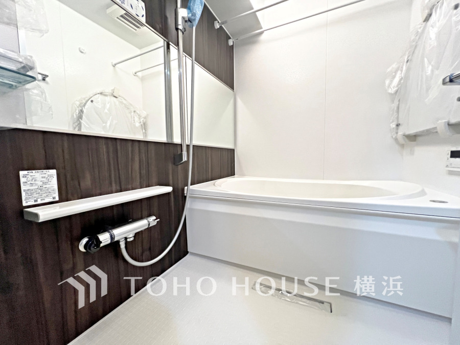 心地よいリラックスを叶える清潔感溢れる美しい空間。快適で機能的なバスルームです。
