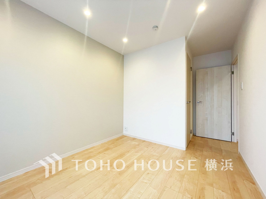 明るい南西向きのお部屋には大容量のウォークインクローゼットを完備。