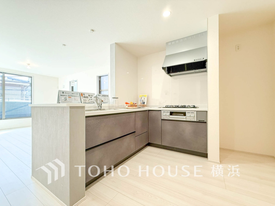 明るく開放的なL字型キッチン。広い作業スペースと収納力で快適な料理時間をサポートします。