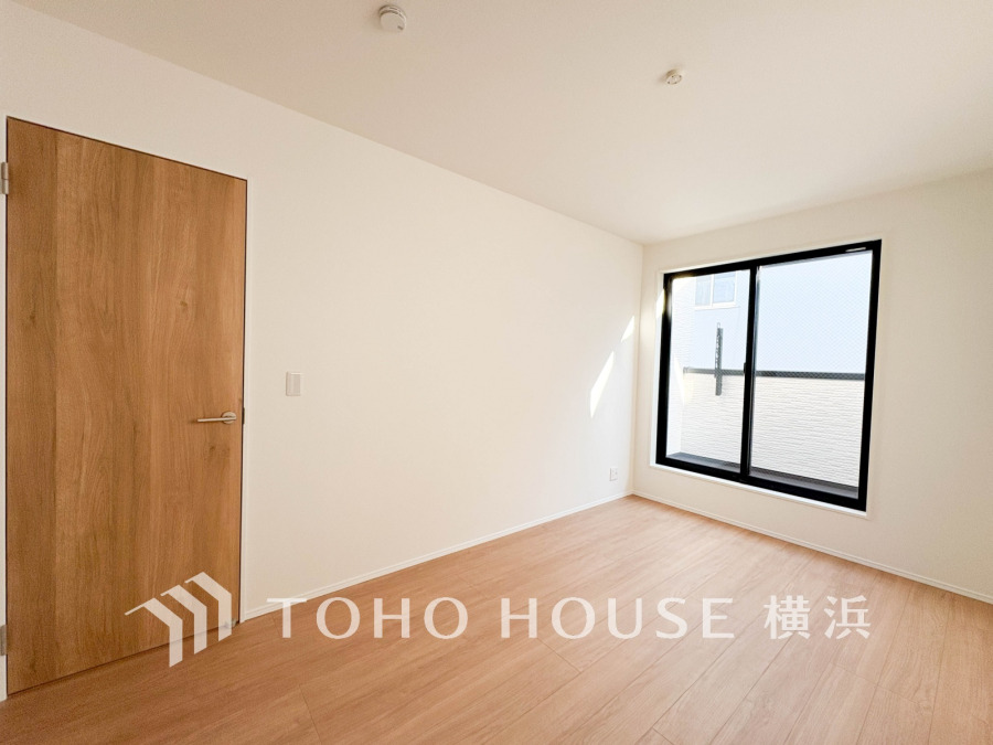 バルコニーに面した明るい洋室。穏やかな陽射しが、ゆったりとした寛ぎの時間を包みます。
