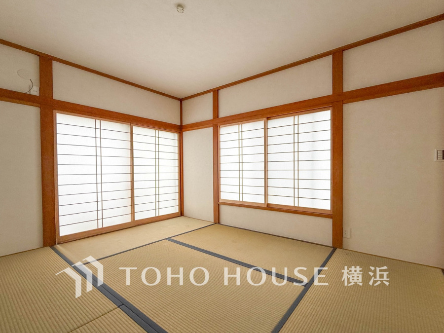 温かみと落ち着きが感じられる和室。来客時や一息つきたいときなどに利用できる用途多様な空間です。
