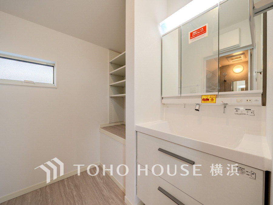 ゆったり落ち着いてお使い頂ける広さが魅力の洗面所。収納も充実しています。
