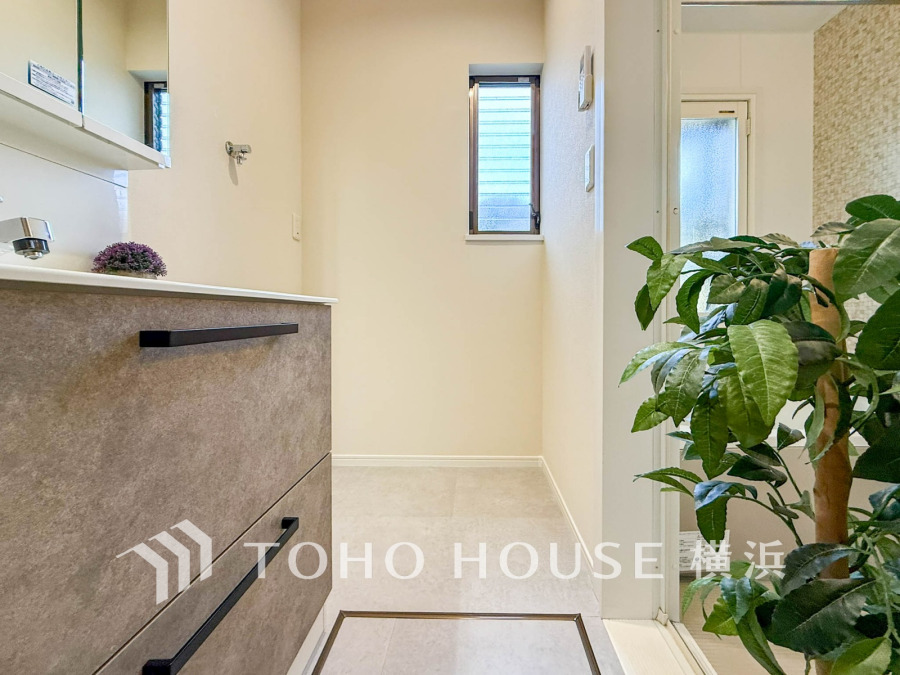 十分な大きさの洗面台は収納もさる事ながら、身だしなみチェックや歯磨きなど、朝の慌ただしい時間でもホテルライクなスペースで余裕とゆとりを感じて頂けます。