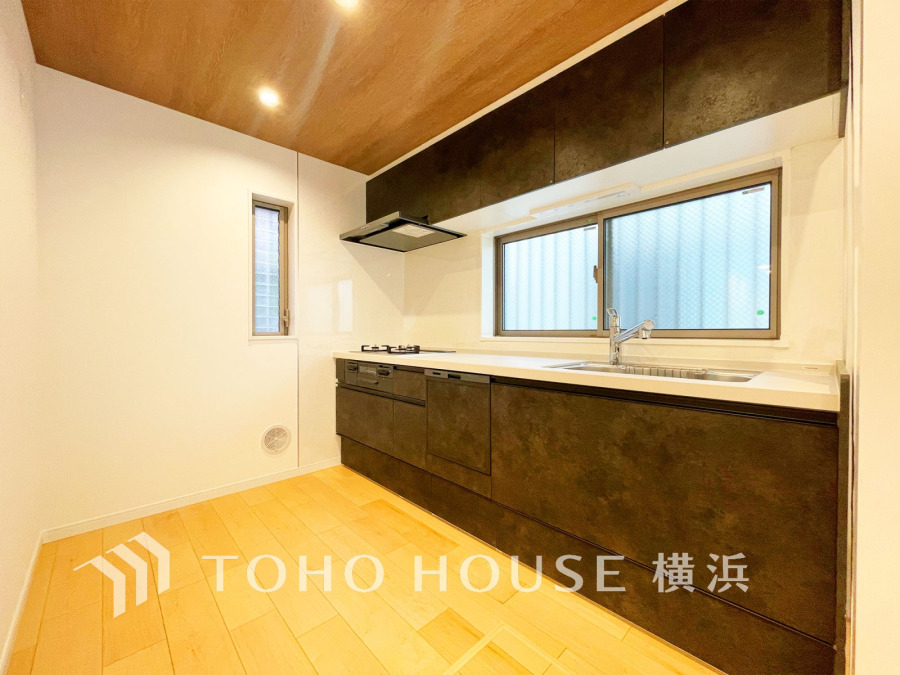 プライベートスペースを彩るインテリアとしての美と、快適な日常を支える機能性と強さがひとつになったキッチンです。開放的でゆとりある空間で、是非自慢の腕を振るって下さい☆