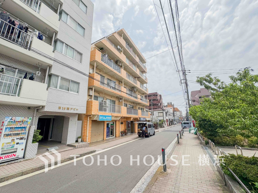 国道16号線から1本入った通りにつき、安心感のある落ち着いた街並みが広がっています。