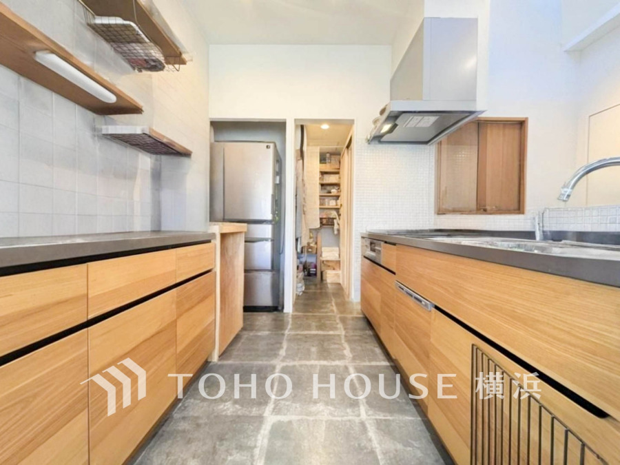 家事動線やリビングとのつながりに配慮し、食事の準備や片付けなどの家事を楽しくするキッチンスペース。毎日使う場所だから気持よく使えて、居心地の良い空間に。