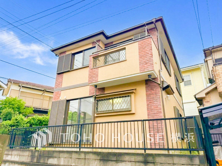 穏やかな風と陽光を導き、プライバシーに配慮された設計プランを採用し、居住性を一段と心地よいものにしています。周辺環境とのコラボレーションにより明るく開放的な空間を演出。