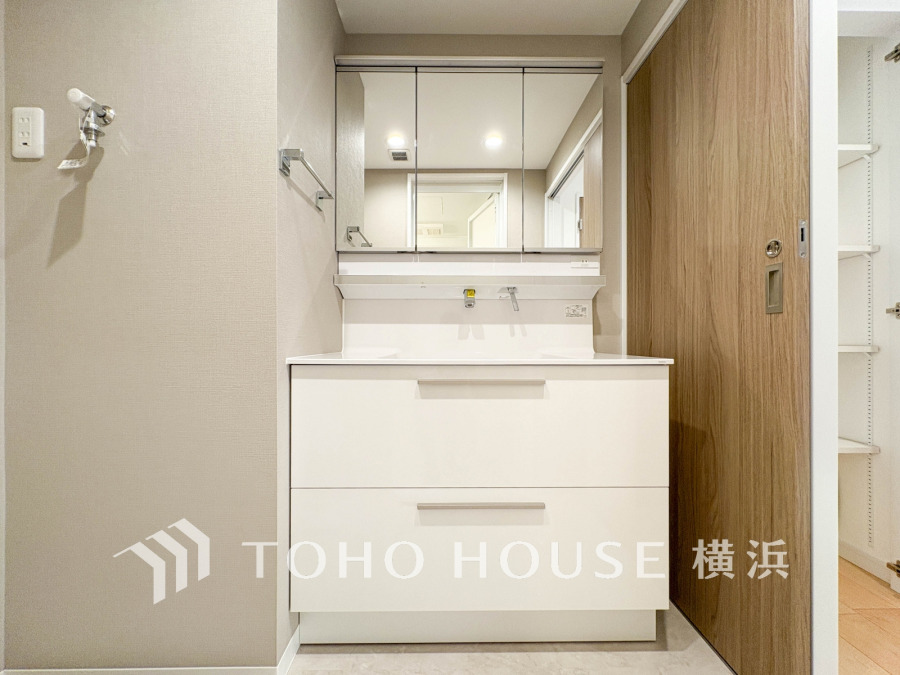 十分な大きさの洗面台は収納もさる事ながら、身だしなみチェックや歯磨きなど、朝の慌ただしい時間でもホテルライクなスペースで余裕とゆとりを感じて頂けます。 