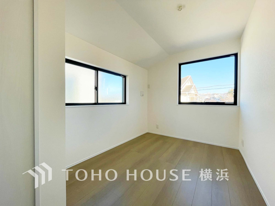 シンプルな内装と明るい空間で、自分らしい空間づくりを思い切り楽しめそうです。穏やかな陽射しが、ゆったりとした寛ぎの時間を包みます。