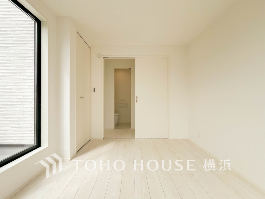 過ぎ行く時間をゆったりと感じることができる落ちついたプライベートルーム。リビングで楽しく過ごした後はゆっくり寛ぎの時間を満喫できます。静かな環境でリラックスタイムを愉しんで。