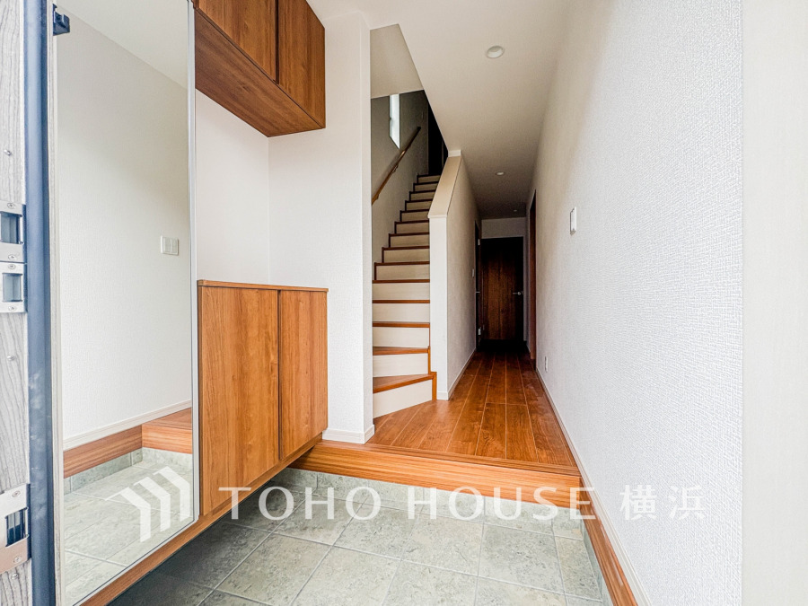 玄関は広々としたスペースで、収納力のあるシューズボックスと鏡付きで使いやすさを追求しています。