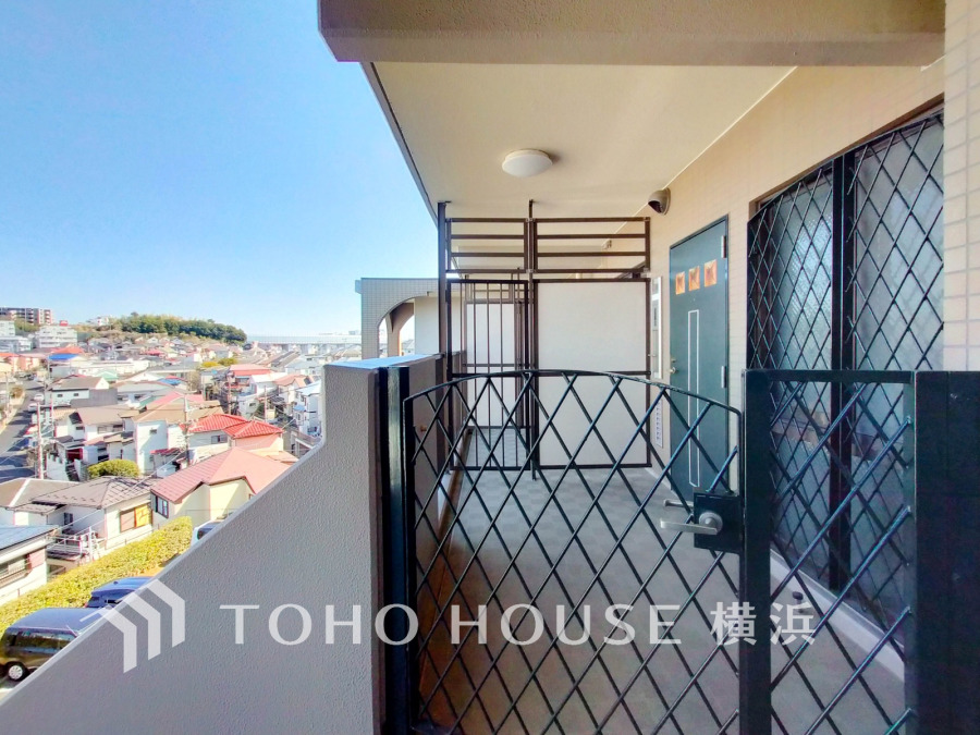 マンションながら戸建感覚で、ゆったりプライベート感のある門扉付き玄関ポーチ。居住者の帰り、訪れる方を優しく迎え、安らぎに満ちた生活空間を予感させてくれます。