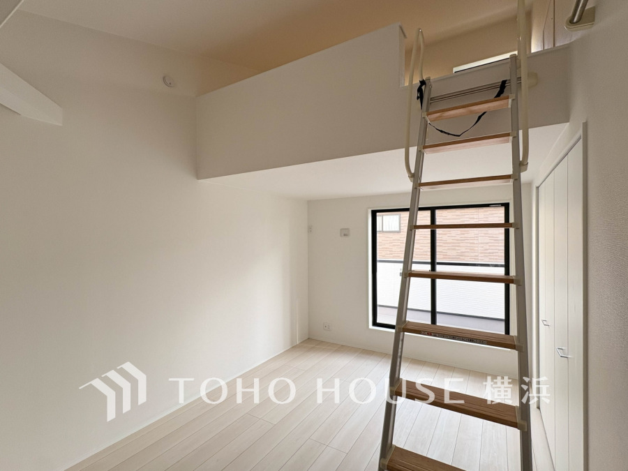 ロフト付きで空間を有効活用した明るい洋室。シンプルな内装で多様なインテリアに対応可能です。