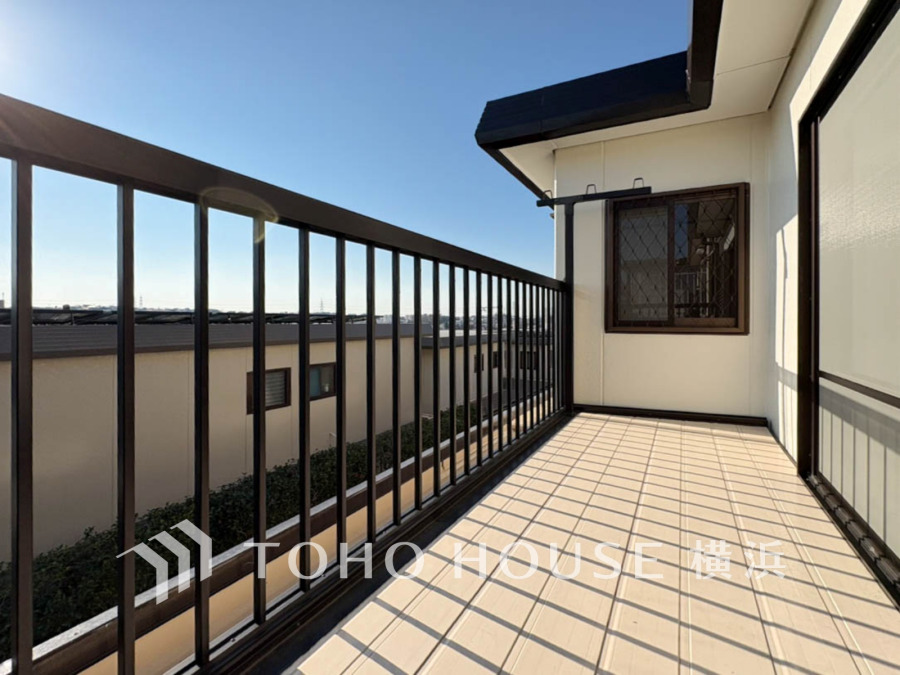 陽光が降り注ぐ広々としたバルコニー。青空の下で洗濯物を干したり、草花を育てたり、様々な使い方ができます。家族の笑顔が広がる、開放感あふれる空間です。