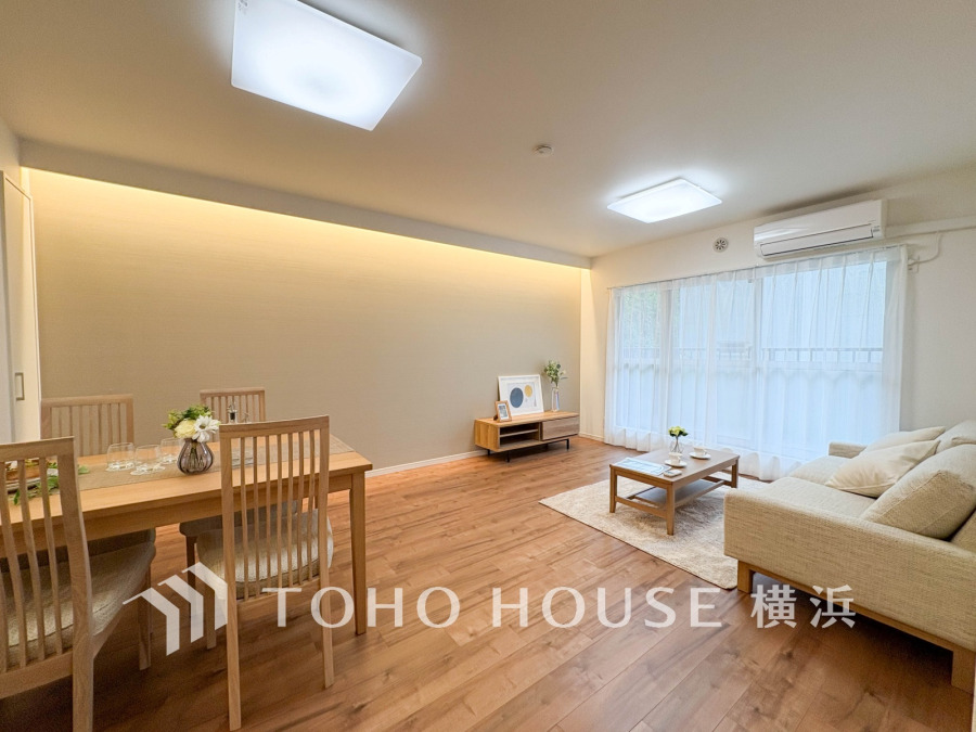 明るく開放的な空間が広がるLDK。室内には豊かな陽光が注ぎ込み、爽やかな住空間を演出。