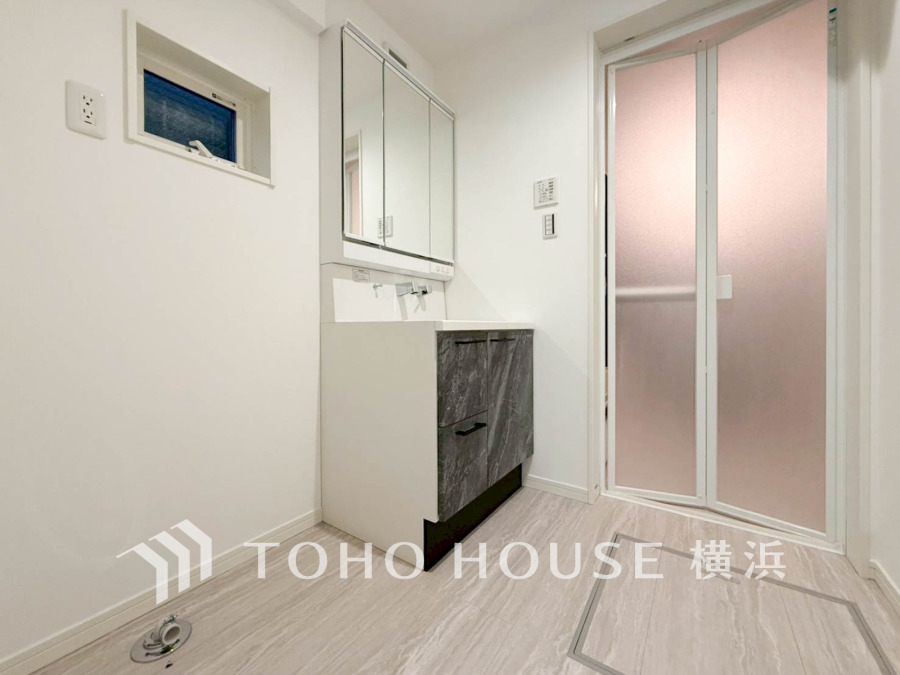 脱衣スペースを含む空間はゆとりの広さを設け、また洗面化粧台にも収納スペースを設ける事により、散らかりやすい洗面スペースをスッキリ保てます。