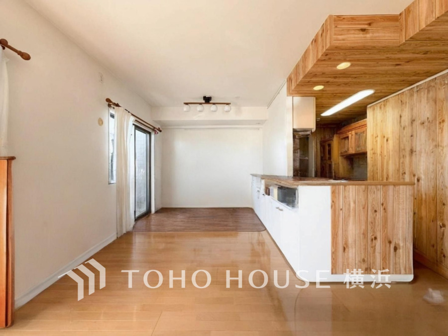 家族と過ごすひと時を溢れる光が優しく包み込むリビングダイニング。家族とともに、心穏やかに過ごすひととき。家族との時間、自分の時間を大切にできる空間がここにあります。