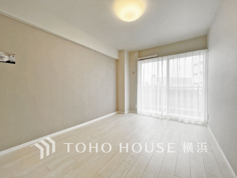 バルコニーに面した明るい洋室。穏やかな陽射しが、ゆったりとした寛ぎの時間を包みます。
