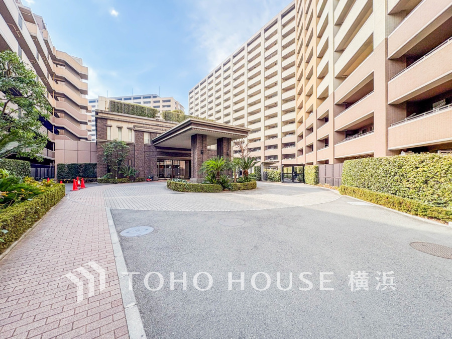 車寄せを設けたホテルライクな高級感漂うマンションです。