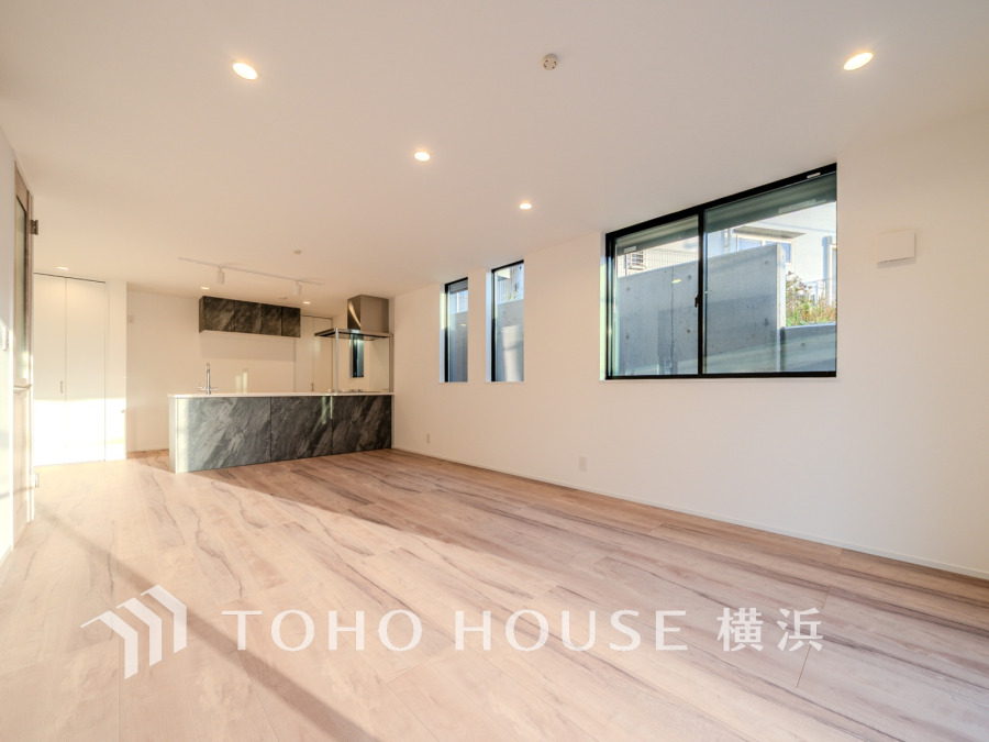 豊かな光が床材を照らしだすひと時、この場所には落ち着きと上質な空気感が流れます。ご家族やお友達との時間など、何気なく過ぎる時でさえも上質なひと時となる快適な空間を目指して。