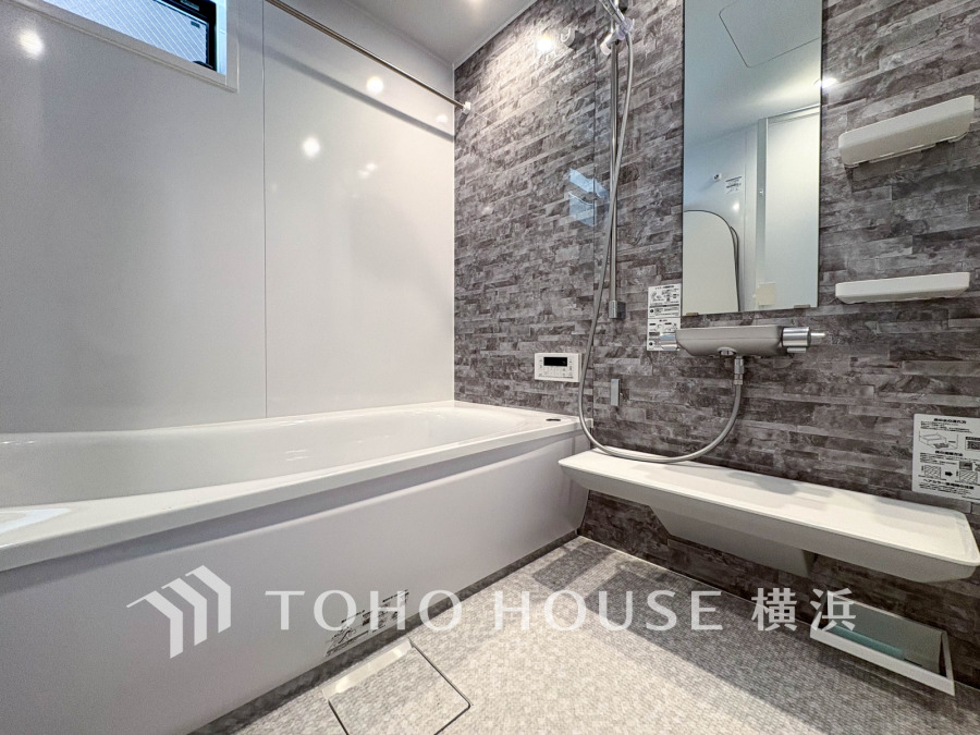 1日の疲れを癒すバスルームは、心地よいリラックスを叶える清潔感溢れる美しい空間です。心からゆったりと寛いでいただけるよう、ゆとりのスペースを確保しています。