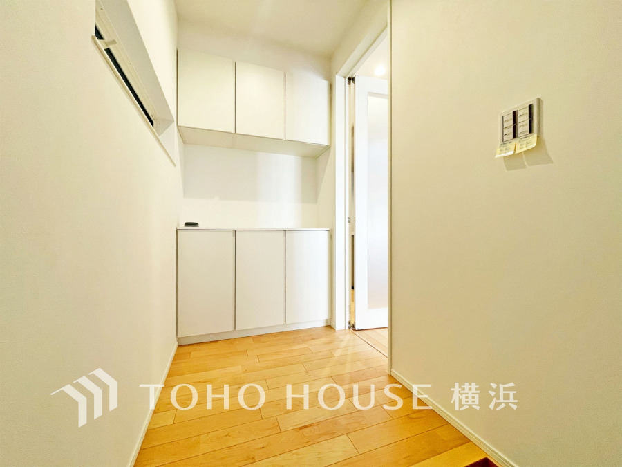 清潔感溢れる玄関がお出迎えする本邸宅の物語は、ここから始まる日常を期待させます。この場所には「希望」と「優越」で包み込んでくれる「特別」な空間があります。