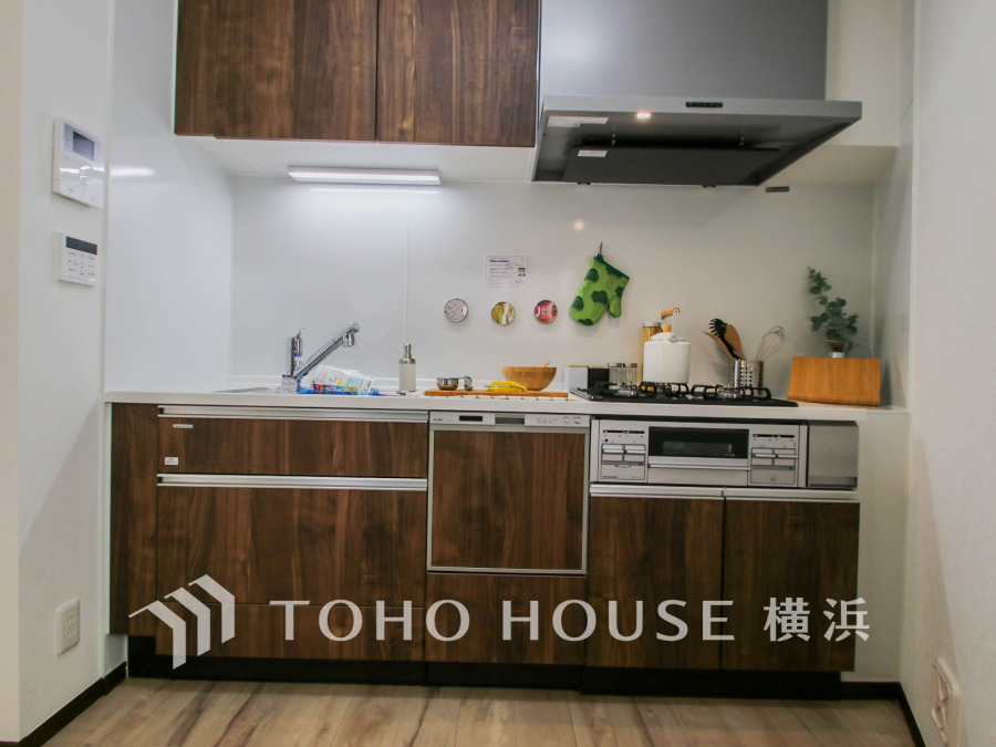 使い勝手の良い設備のキッチンで効率よくお料理もできます。食する料理に家族が舌鼓を打ち自然と笑いが絶えない空気感がそこに広がります。自慢の腕をふるってください。
