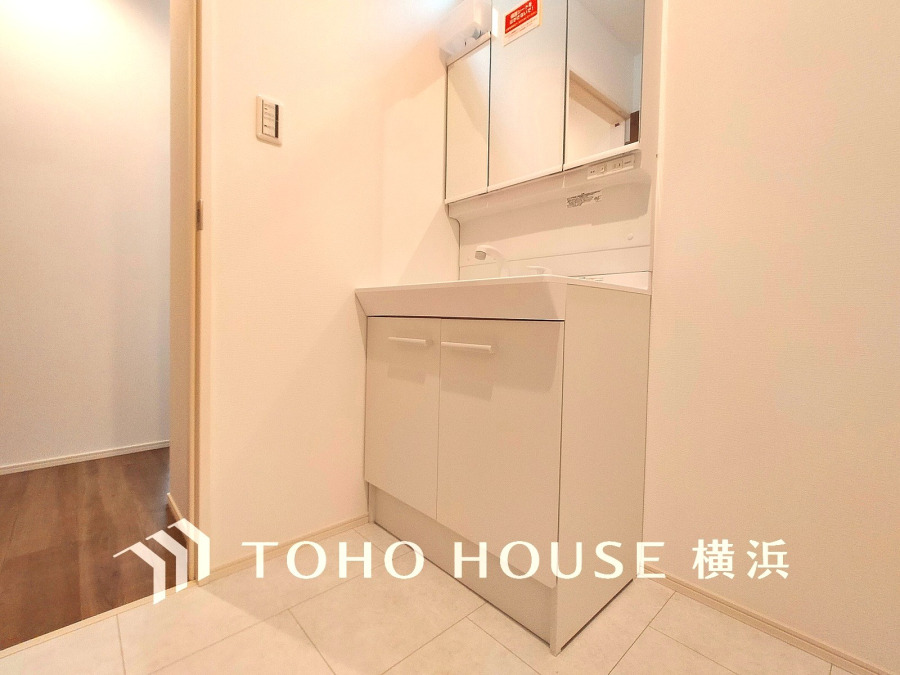 十分な大きさの洗面台は、身だしなみチェックや歯磨きなど、朝の慌ただしい時間でも余裕とゆとりを感じて頂けます。