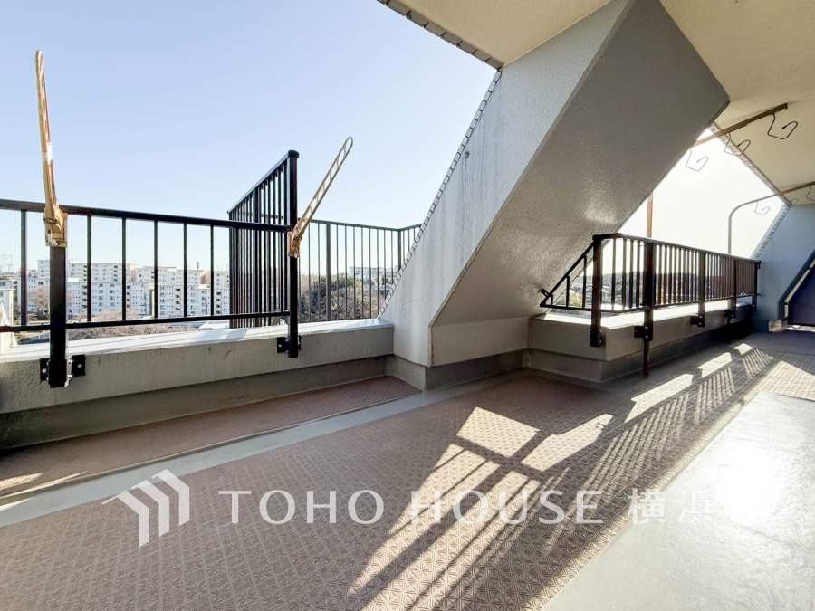 暮らしの中で光と風を演出してくれるルーフバルコニー。見事なまでの開放的な空間を演出しながら、プライベート性も確保された空間は我が家の自慢。アウトドアリビングとしても楽しめそう。