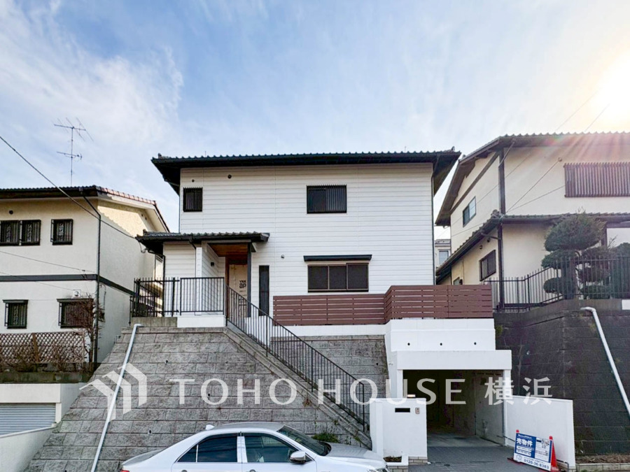 爽やかな青空の下に贅沢なほどに降り注ぐ陽光、豊かな居住性と、クオリティが見事に調和した住空間は、住まうことの喜びを感じさせてくれます。