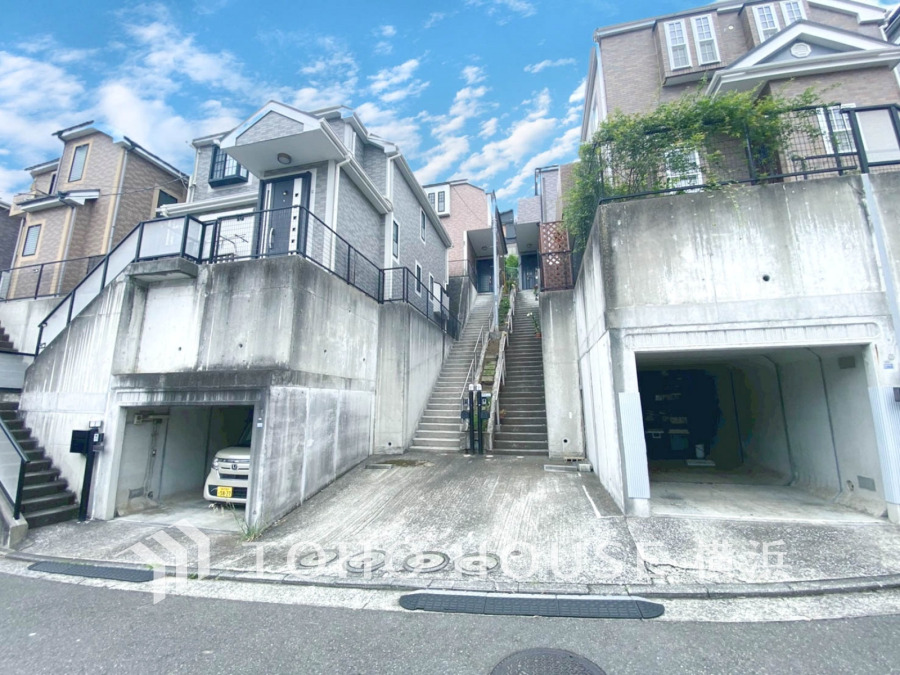 爽やかな青空の下に贅沢なほどに降り注ぐ陽光、豊かな居住性と、クオリティが見事に調和した住空間は、住まうことの喜びを感じさせてくれます。