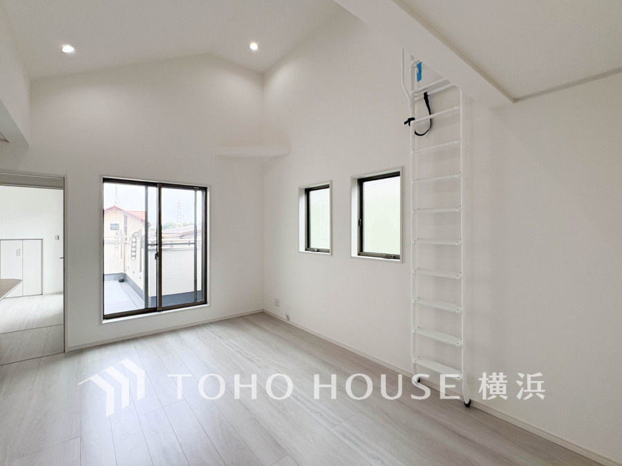 開放的な広さと2面採光がもたらす、光溢れ豊かな居住空間はこの住まいのクオリティを感じさせてくれます。豊かな時間が流れるこの場所に暮す喜び