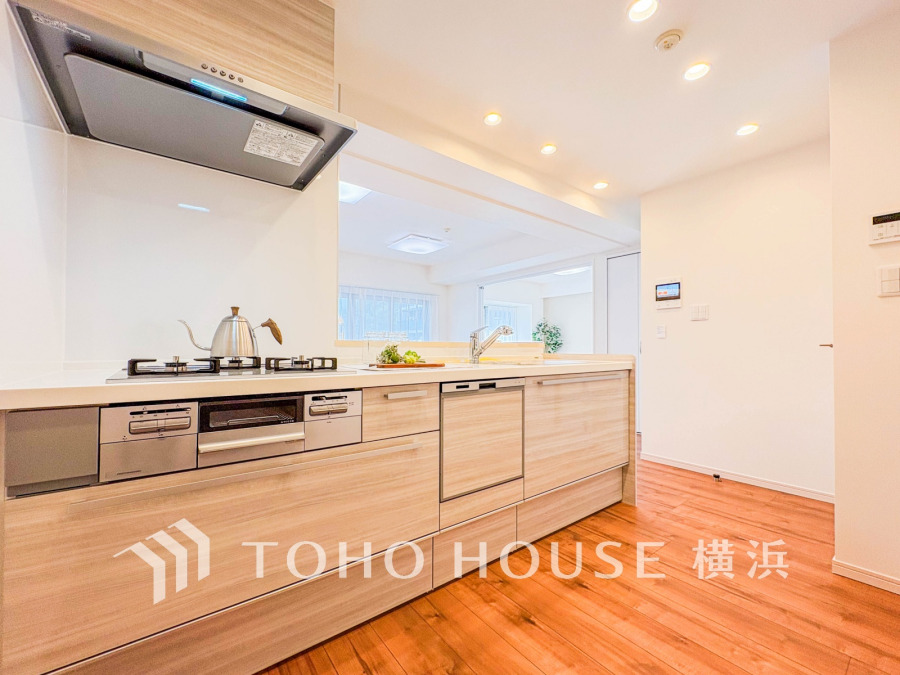 新規交換された清潔感溢れるシステムキッチンは便利な食洗機付き。