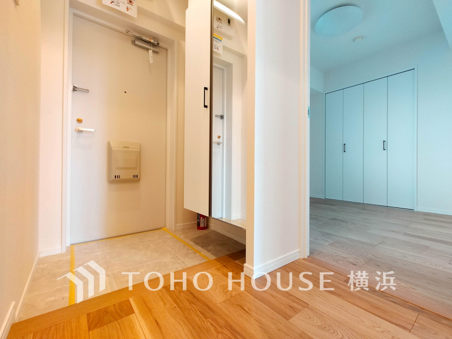 玄関には大型のミラーのついたシューズボックスを設置。
