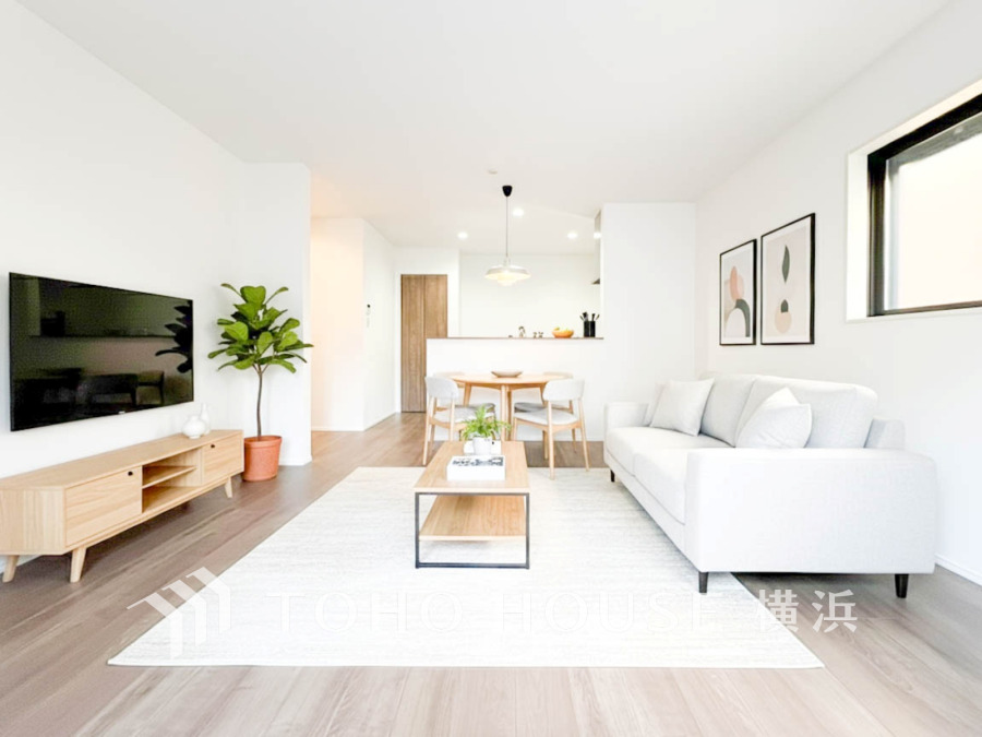 光と風が溢れる開放的なリビングダイニングには自然と家族みんなが集まってきます。明るく穏やかな空気の中で飲んだり、食べたり、笑ったり。（装飾品はAI加工です）