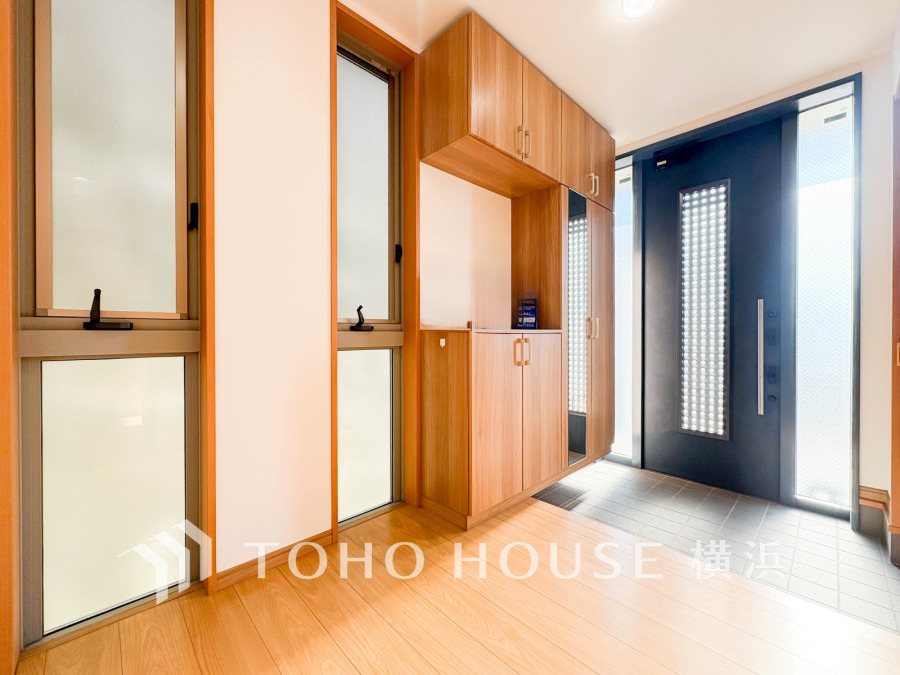 木のぬくもりを感じる上質感のある玄関スペース。豊富な収納とゆとりを感じさせる心地よい空間です。
