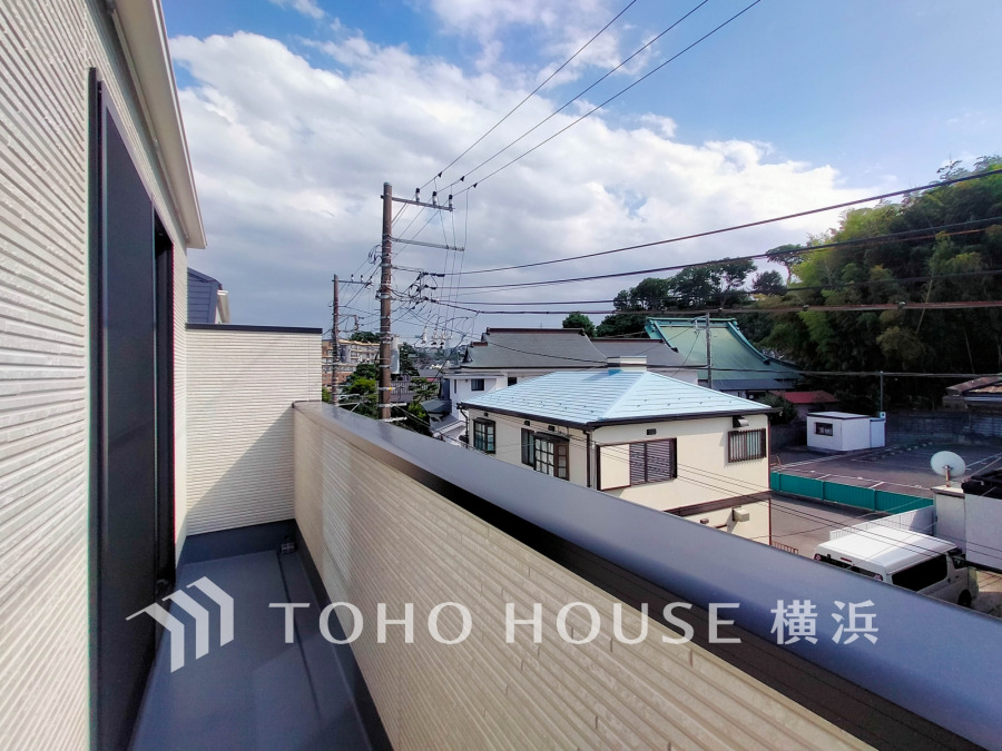 陽当たり良好なバルコニーから、静かな住宅街と緑豊かな景色を一望できます。