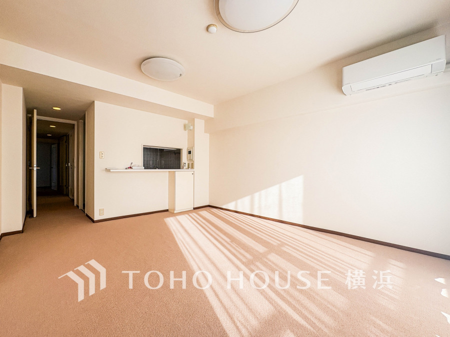 陽光が差し込む広々リビング。シンプルで使いやすい間取りが魅力の快適空間です。