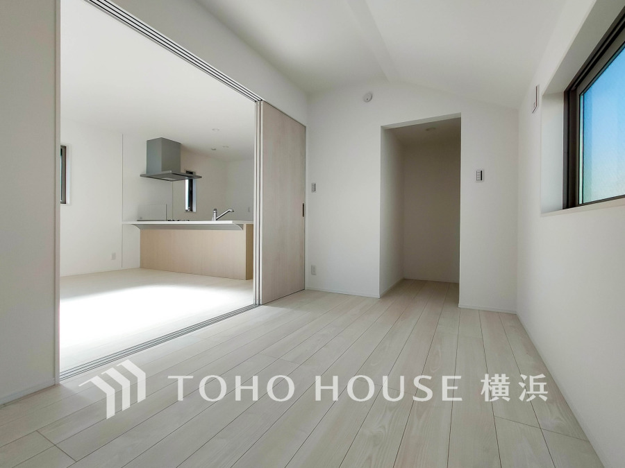 明るく開放的なリビングと繋がる空間は多用途に使え、快適な住まいを実現します。