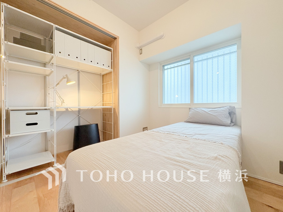 明るくシンプルな空間は、おしゃれにコーディネートされた無印良品の家具付きです。