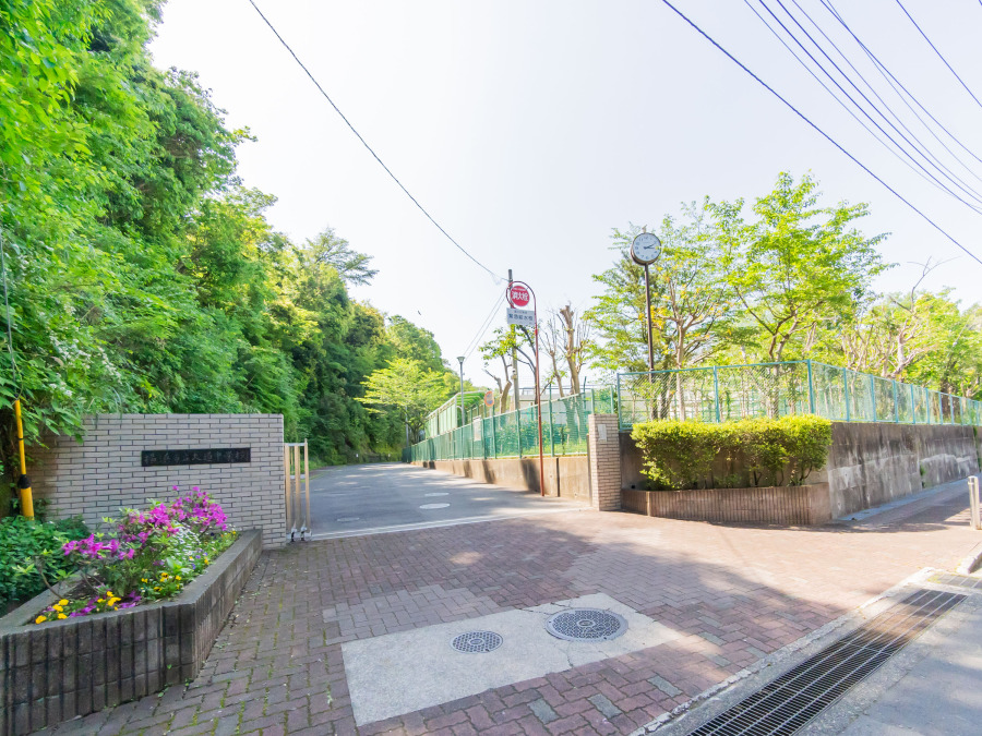 横浜市立大道中学校　約1000ｍ