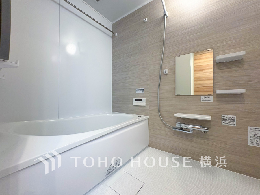 心地よいリラックスを叶える清潔感溢れる美しい空間。快適で機能的なバスルームです。
