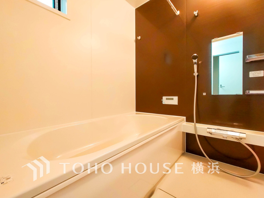 上質が感じられる質感とカラーリングで、清潔な空間美を実現。一日の疲れが癒される優雅なバスタイムを堪能できるゆとりあるバスルームです。